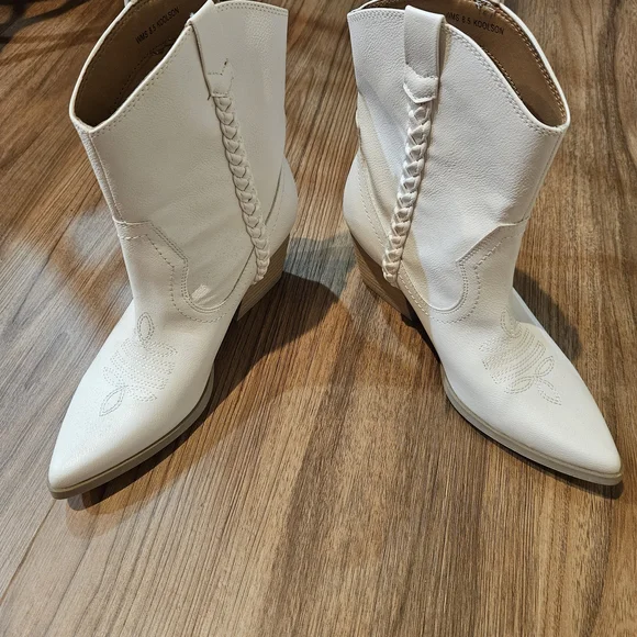 DV by Dolce Vita Cream Heeled Boots - Picture 4 of 8